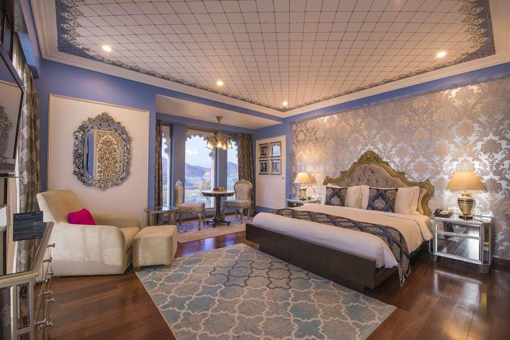 Radisson Blu Udaipur Palace Resort & Spa Bilik gambar